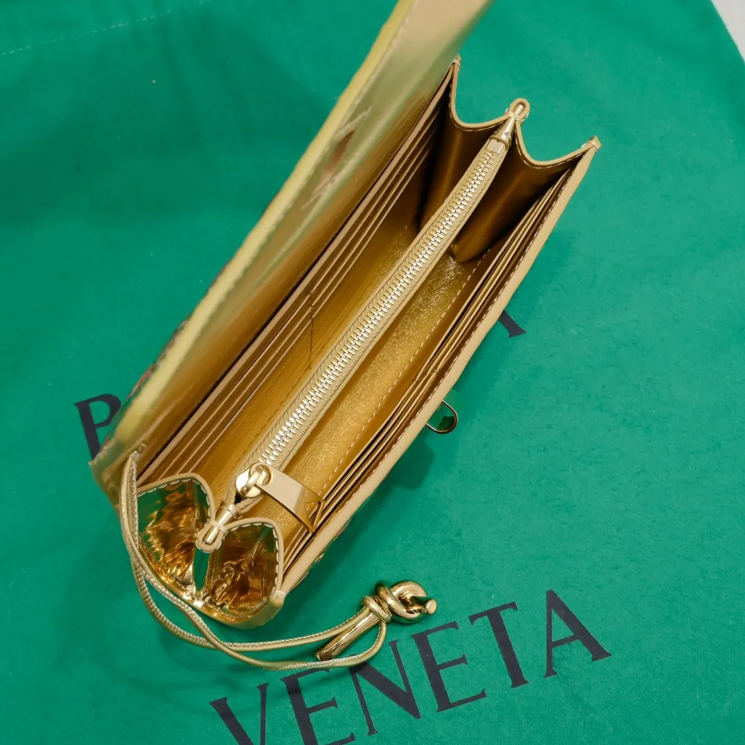 Batch 1160 BV Andiamo clutch wallet is super high-end🤎🤎How come the long clutch bag is so exquisite~ The braided style bag surface paired with all-copper hardware is really warm and high-end. The bag body is super light and can be grabbed easily! It can store a lot of small items and large mobile phones ~ very practical for daily use. Style number: 1504 Size: 19*11.5*3